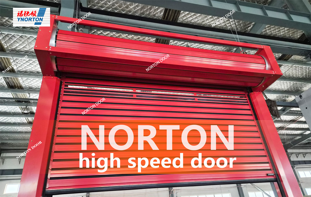 يستخدم هذا المستودع أبوابًا عالية السرعة لتحسين الكفاءة.